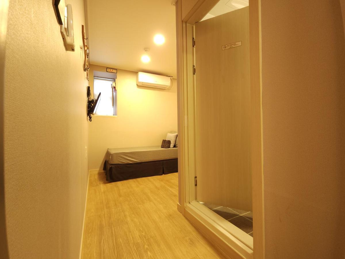 Oyo Hostel Myeongdong 1 Seoul Exterior photo