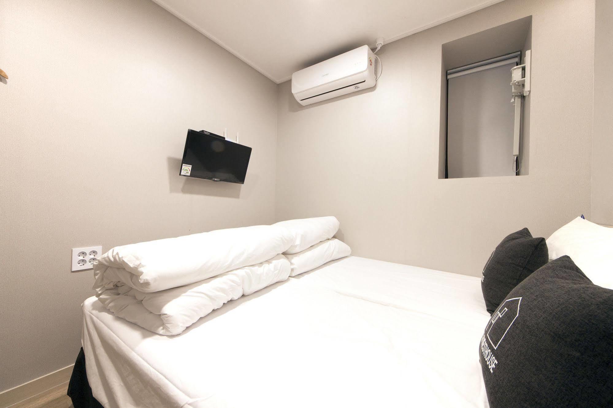 Oyo Hostel Myeongdong 1 Seoul Exterior photo